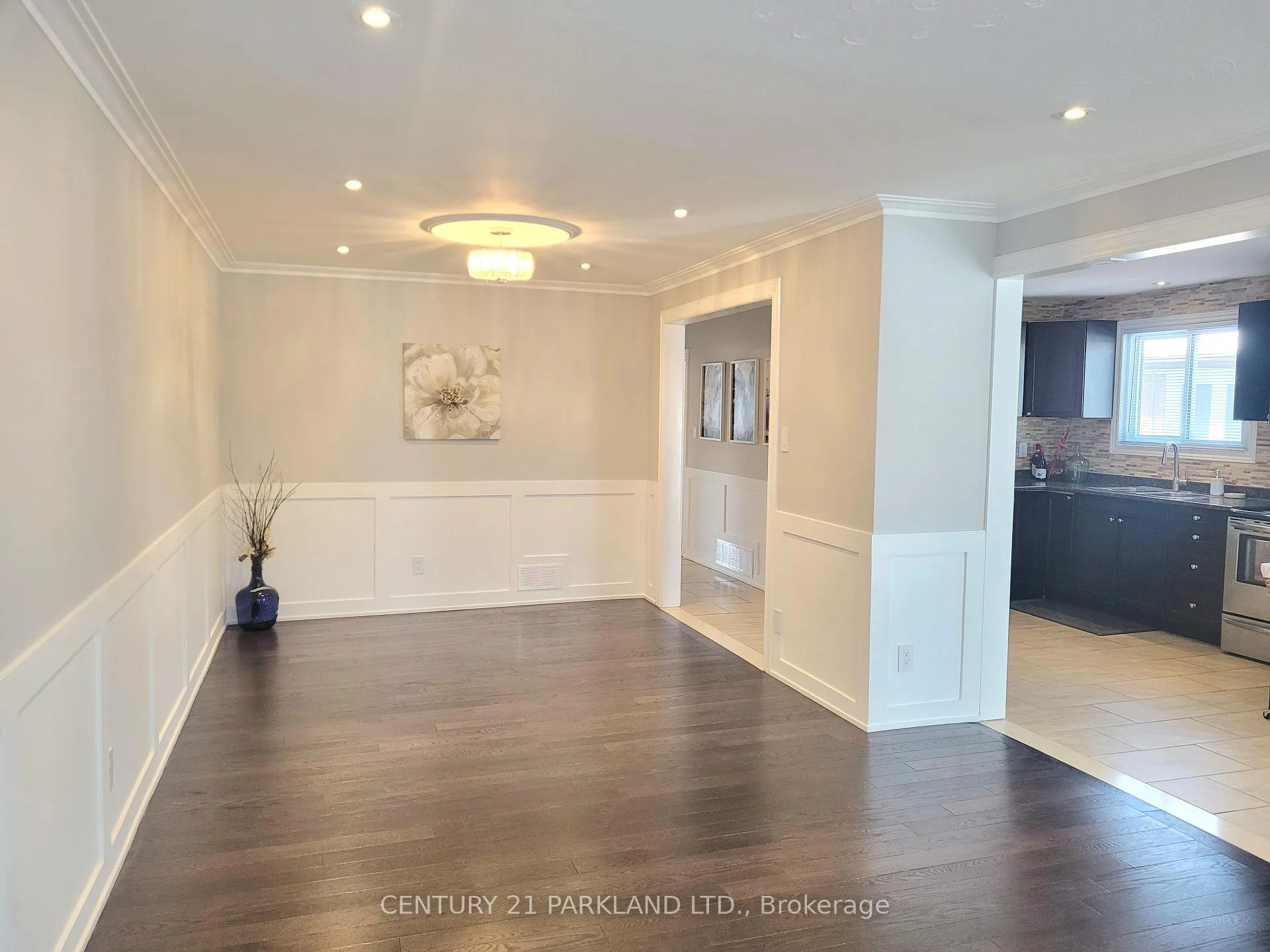 Photo 5 of 52 Franel Crescent, North York, Humber Summit — HOMEH