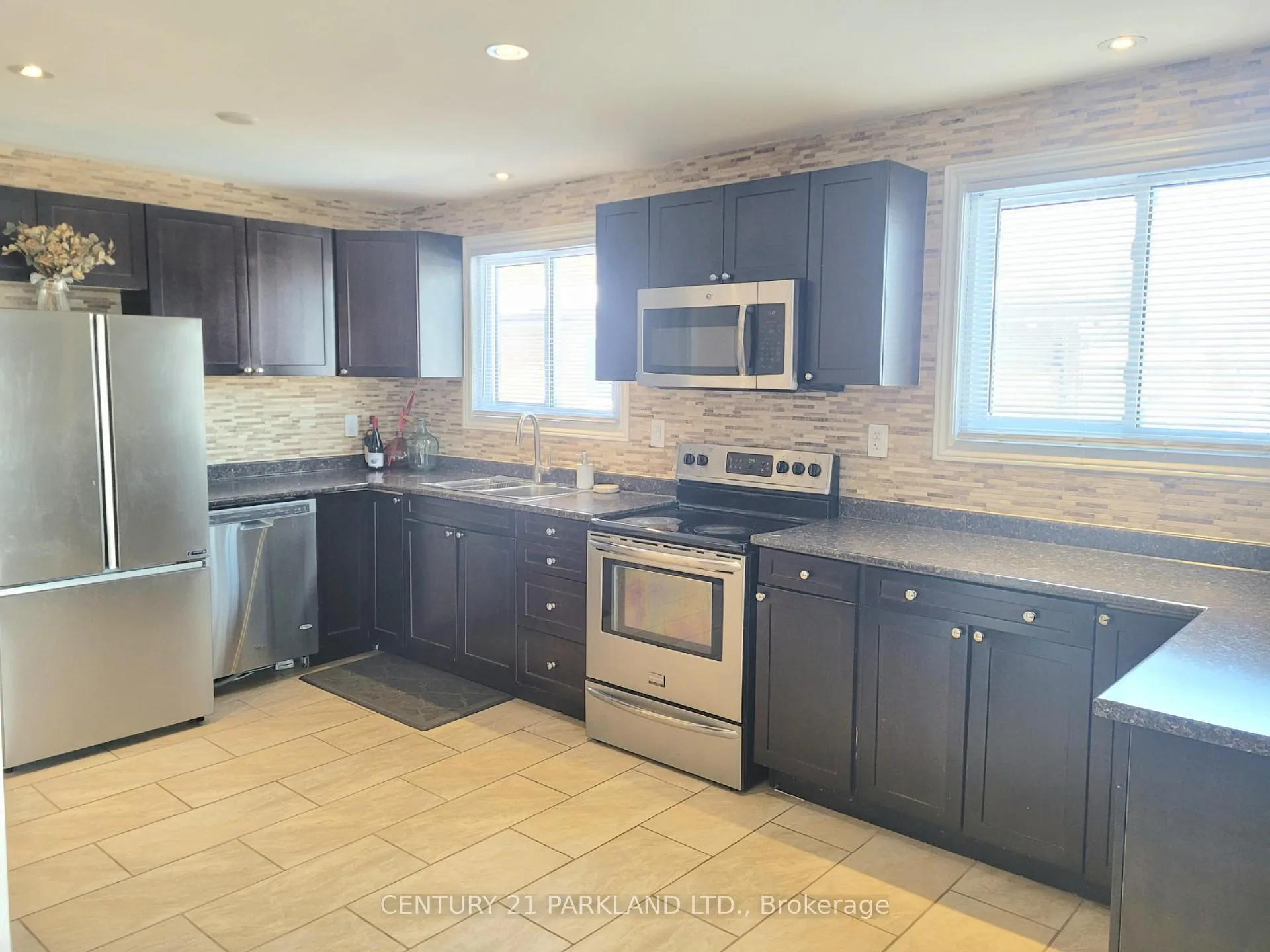 Photo 10 of 52 Franel Crescent, North York, Humber Summit — HOMEH