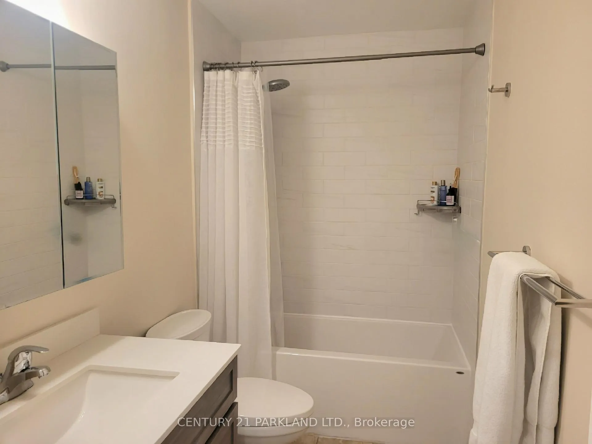 Photo 21 of 52 Franel Crescent, North York, Humber Summit — HOMEH