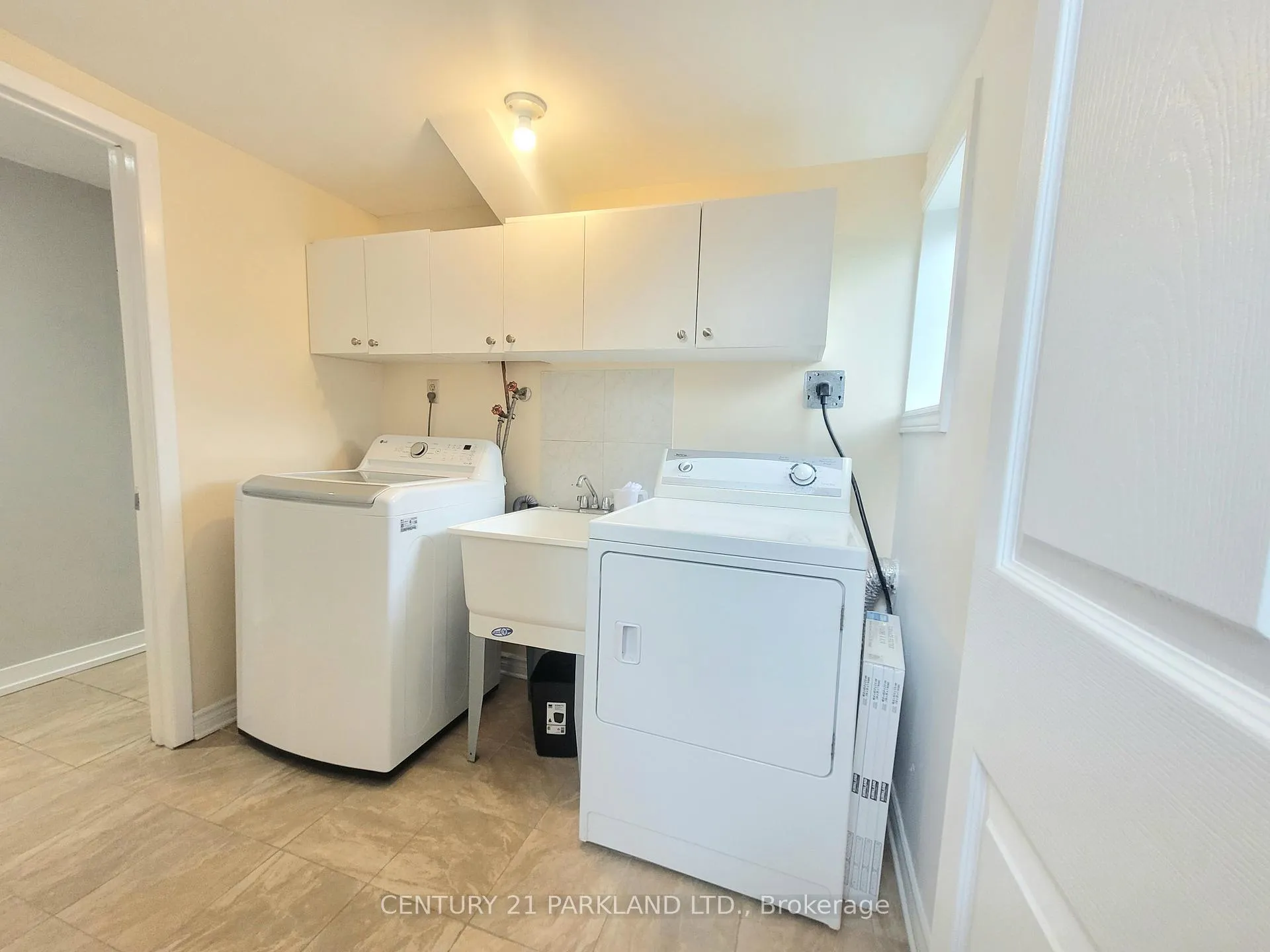 Photo 25 of 52 Franel Crescent, North York, Humber Summit — HOMEH