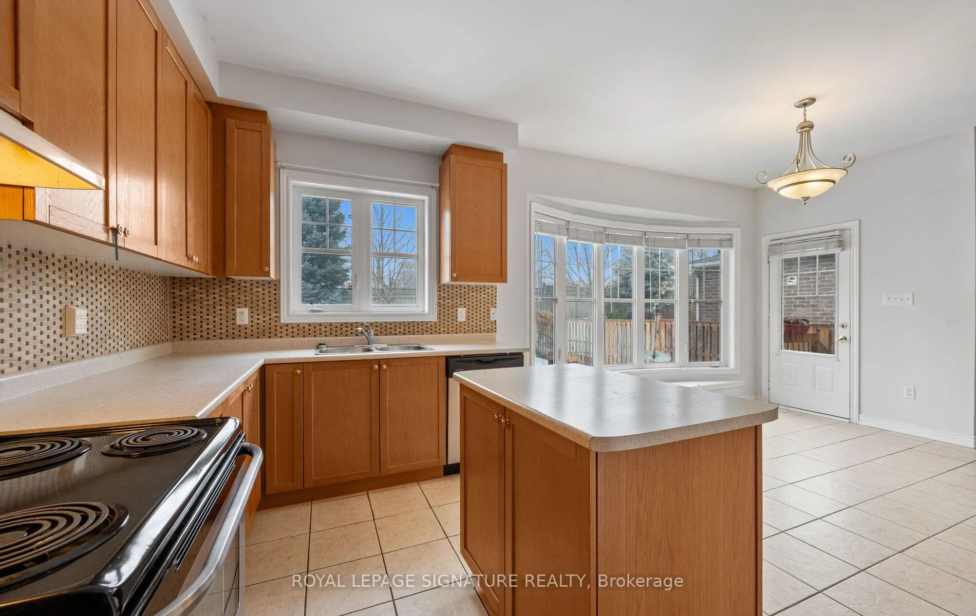 Photo 23 of 36 Stephanie Avenue, Brampton, Bram West — HOMEH