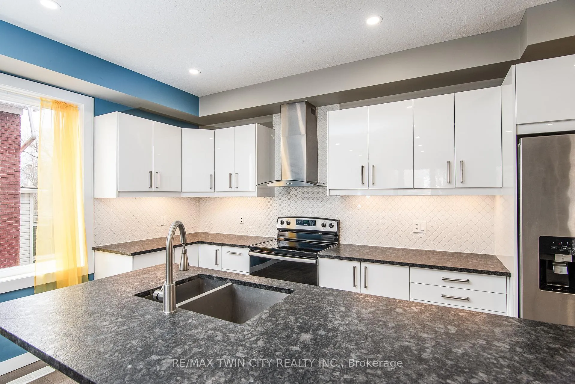 Photo 16 of 15 Herlan Avenue, Kitchener — HOMEH