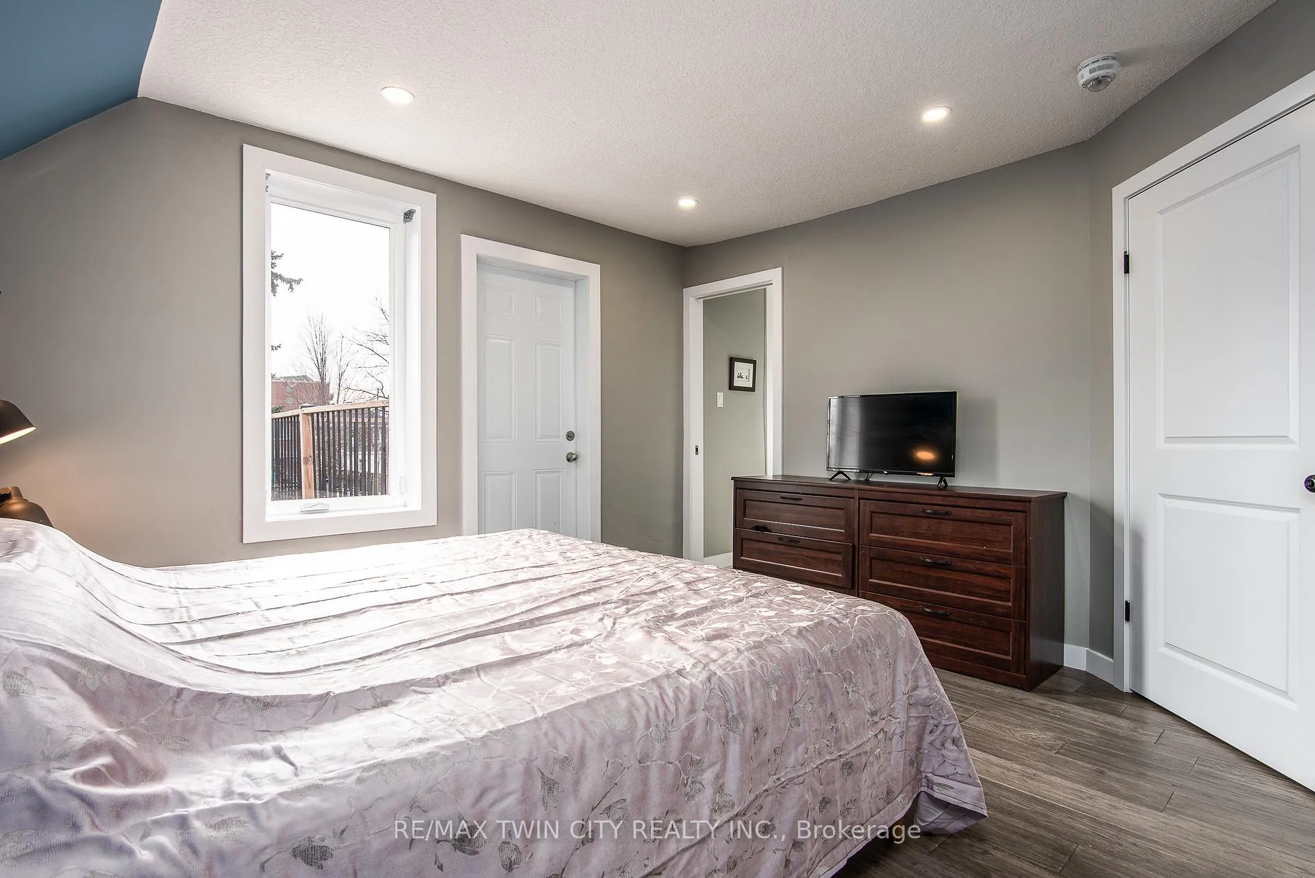 Photo 24 of 15 Herlan Avenue, Kitchener — HOMEH