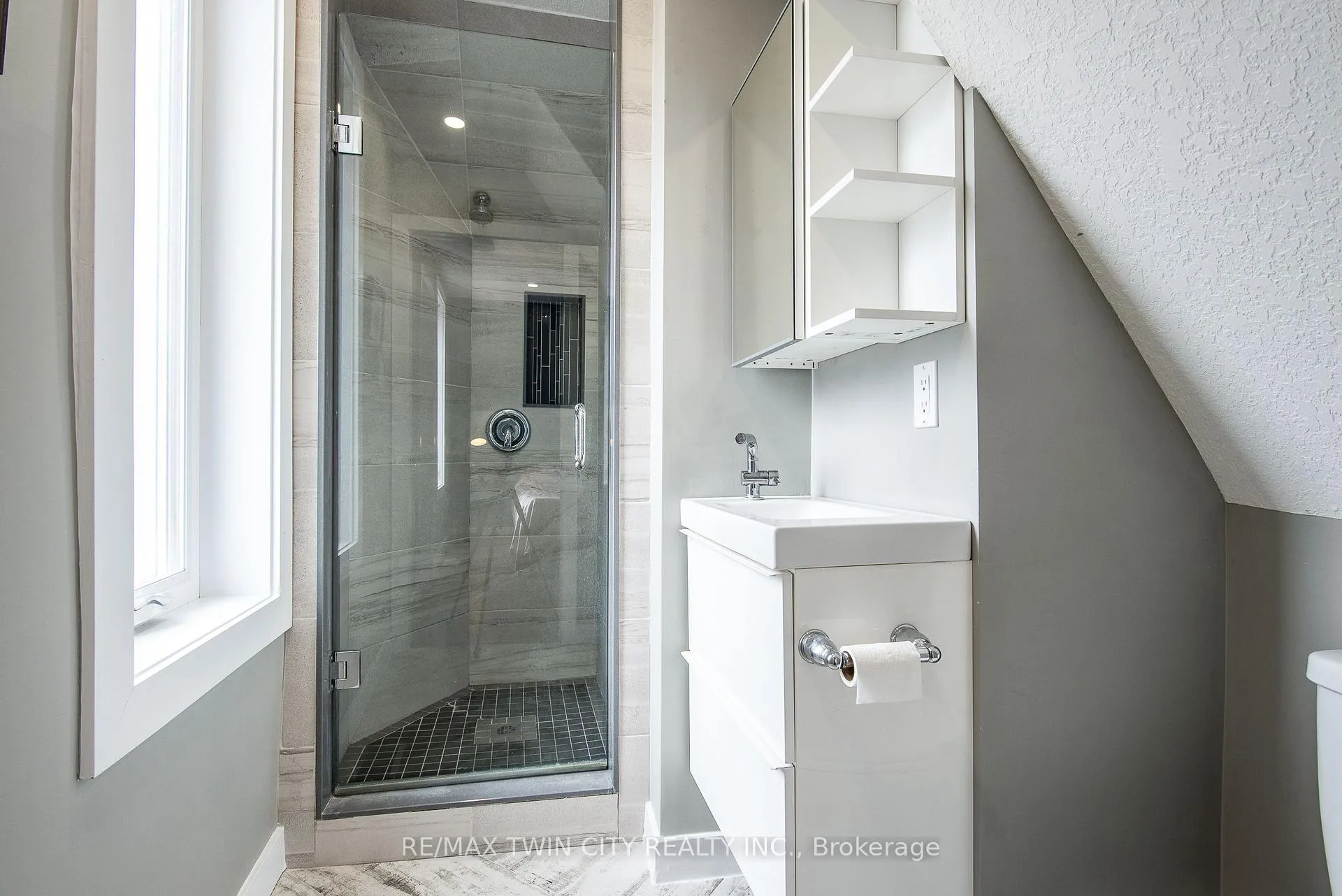 Photo 27 of 15 Herlan Avenue, Kitchener — HOMEH