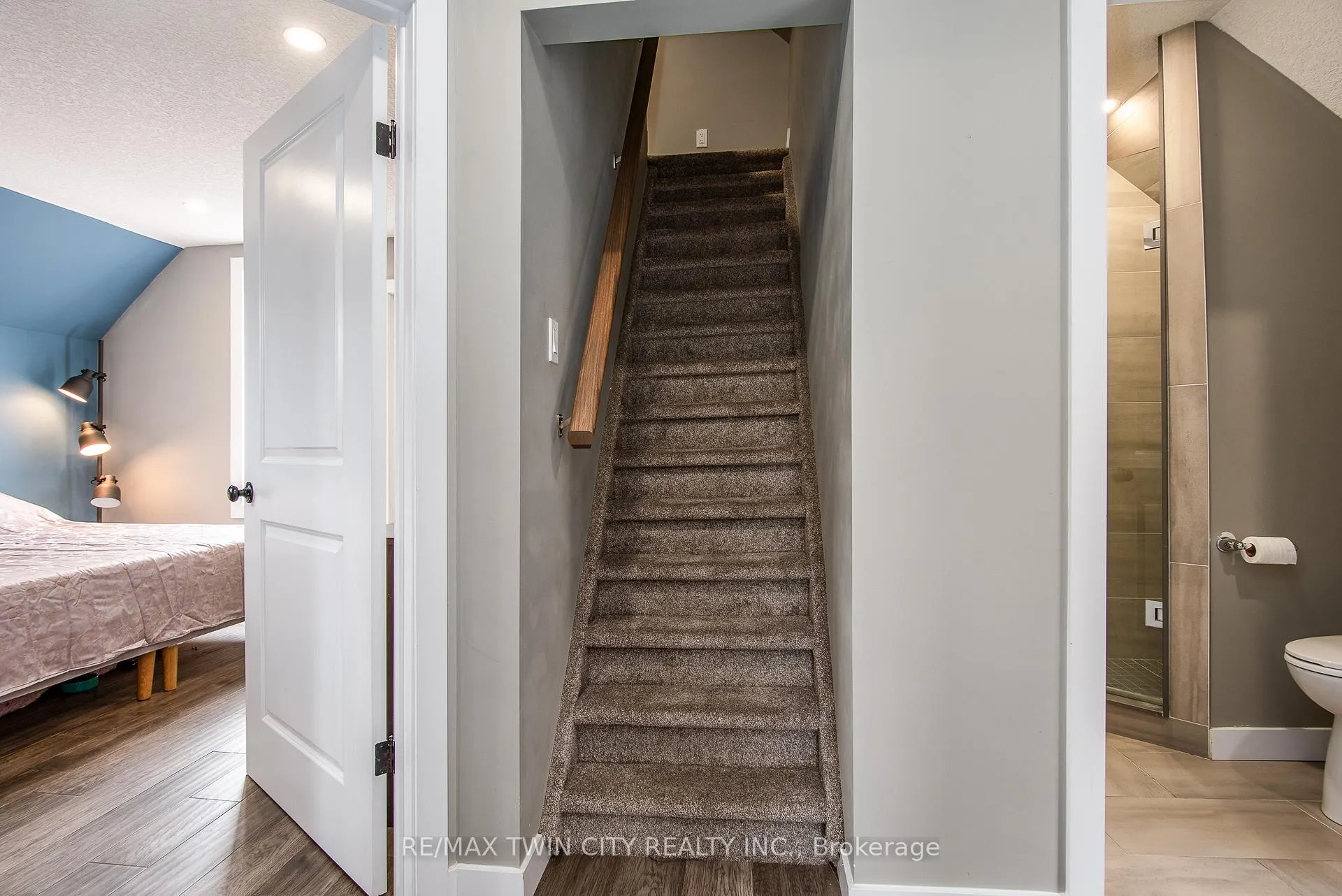 Photo 33 of 15 Herlan Avenue, Kitchener — HOMEH