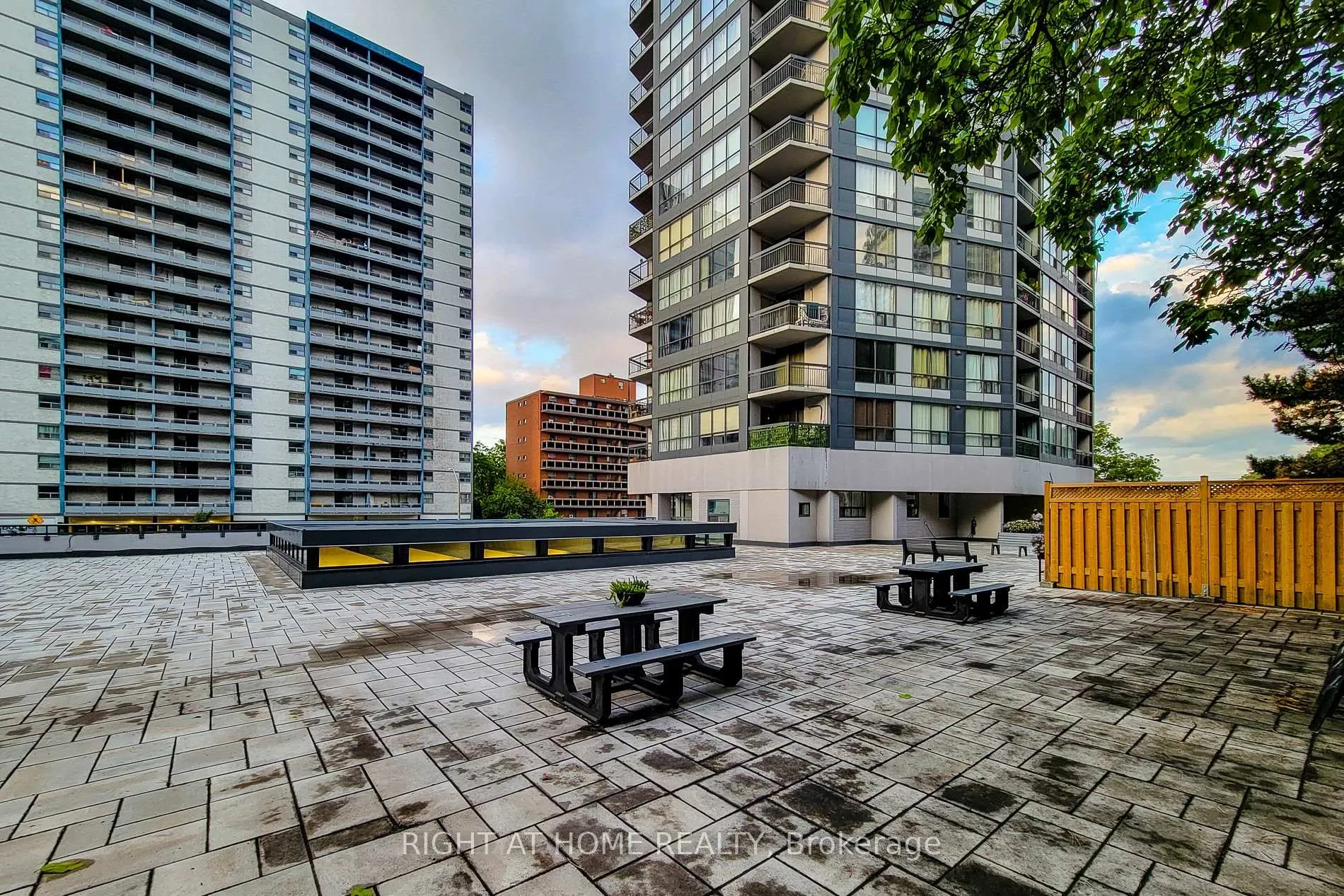 Photo 3 of Unit 601, 150 Charlton Avenue E, Hamilton, Corktown — HOMEH