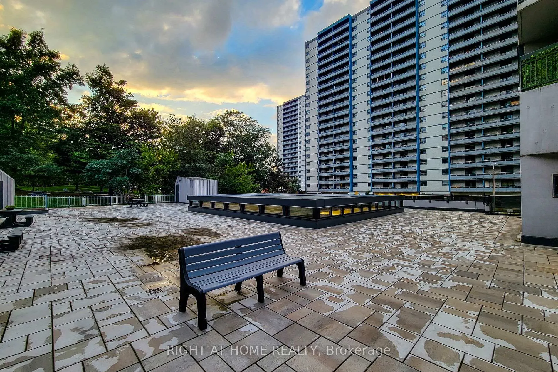 Photo 4 of Unit 601, 150 Charlton Avenue E, Hamilton, Corktown — HOMEH