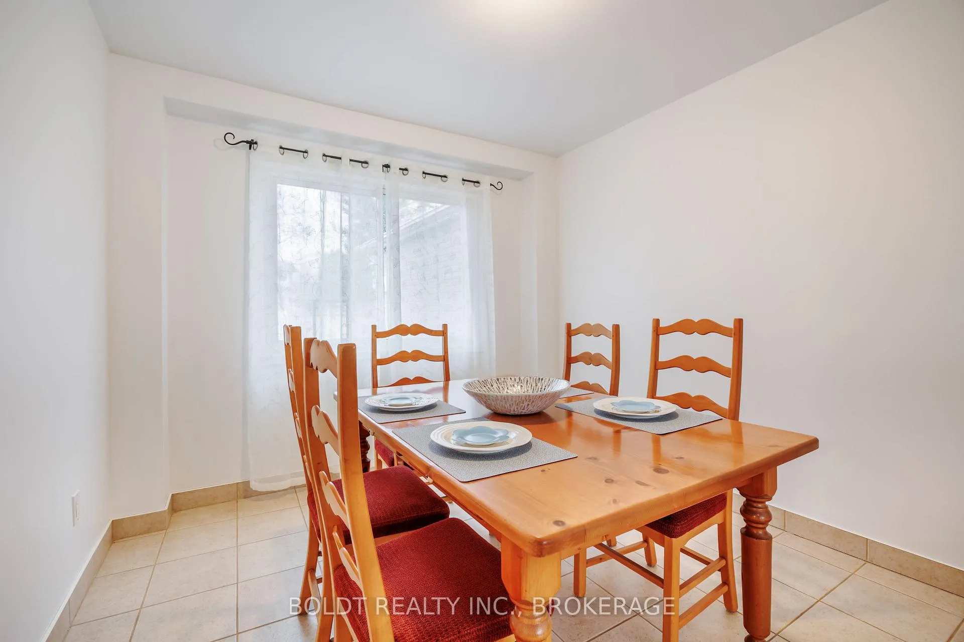 Photo 4 of 6760 Wilinger Street, Niagara Falls, Stamford — HOMEH