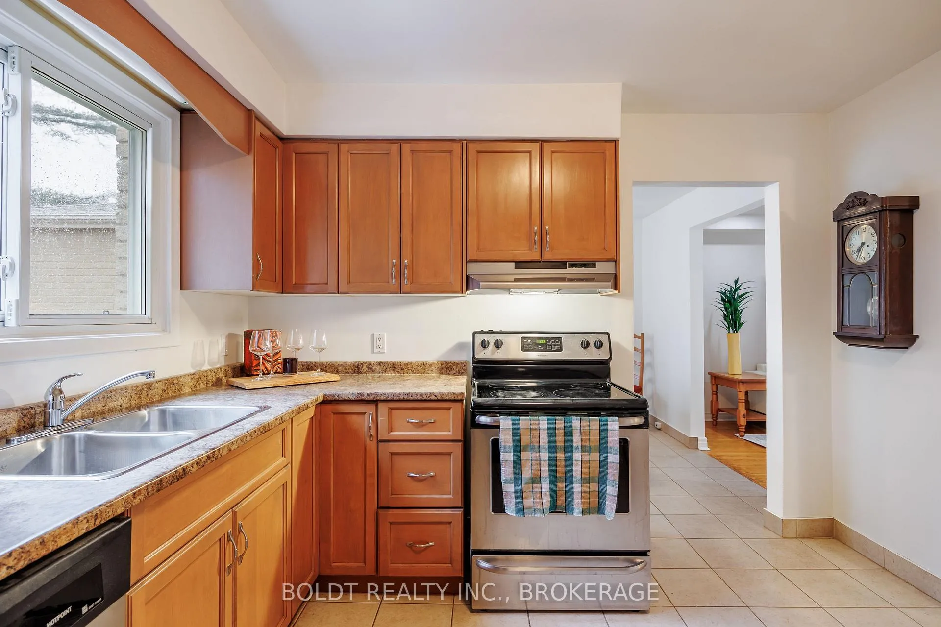 Photo 6 of 6760 Wilinger Street, Niagara Falls, Stamford — HOMEH