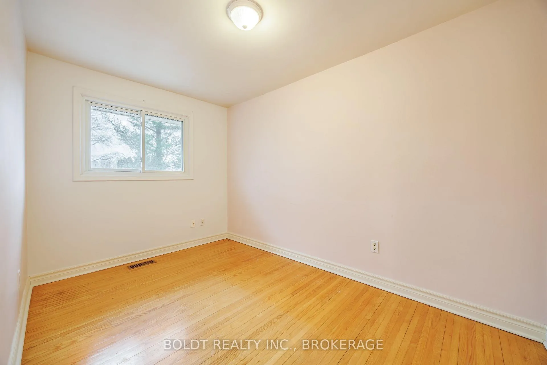 Photo 10 of 6760 Wilinger Street, Niagara Falls, Stamford — HOMEH