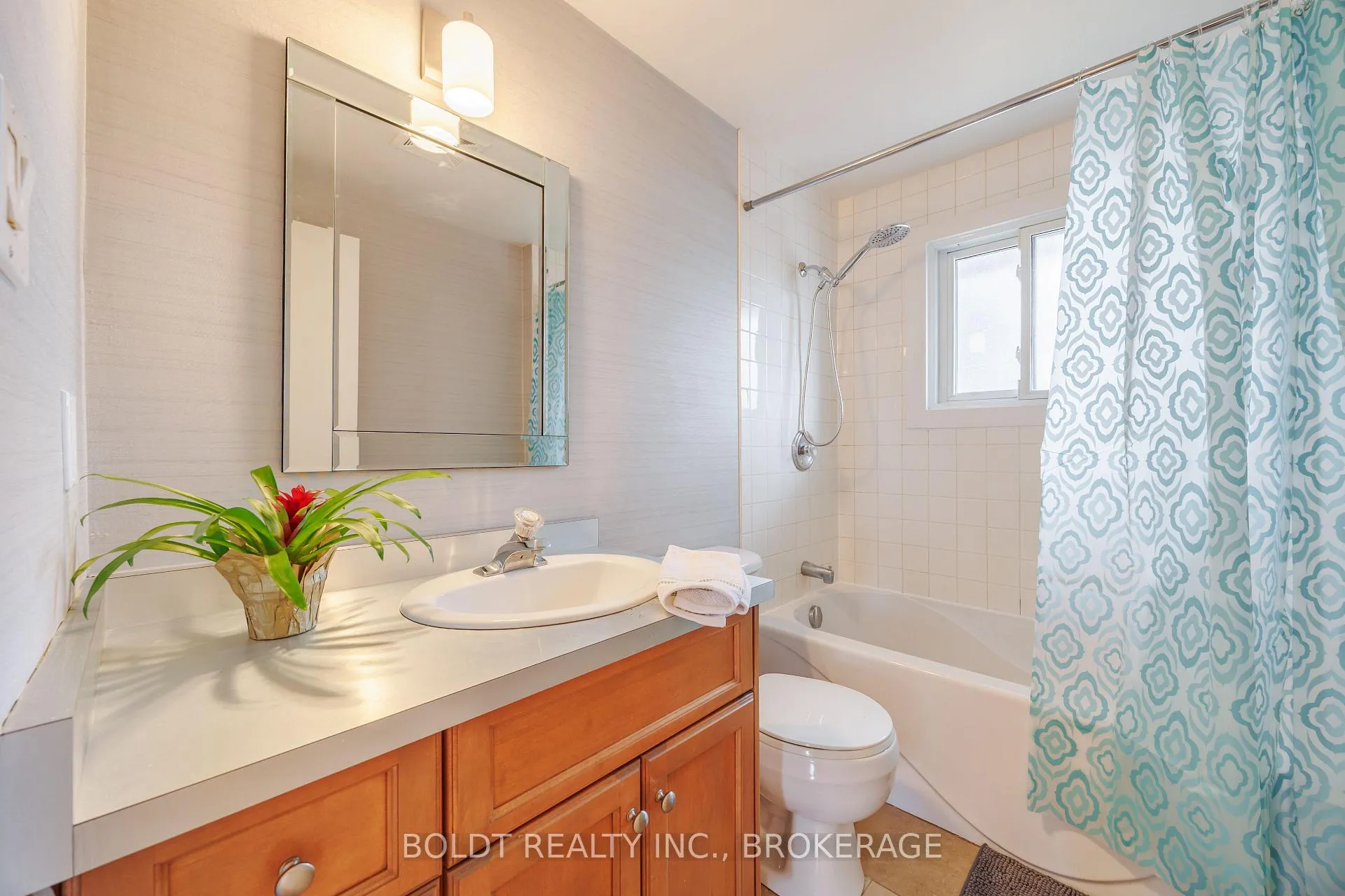 Photo 12 of 6760 Wilinger Street, Niagara Falls, Stamford — HOMEH