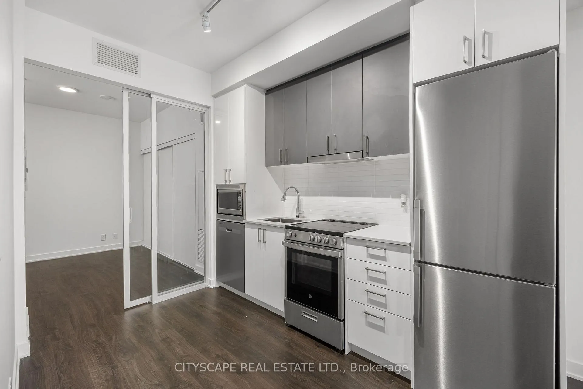 Photo 10 of Unit 501, 30 Upper Mall Way, Vaughan, Brownridge — HOMEH