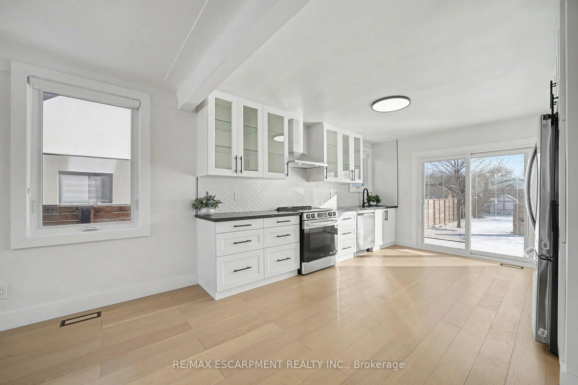 Photo 12 of 10 Norwich Road, Hamilton, Stoney Creek — HOMEH