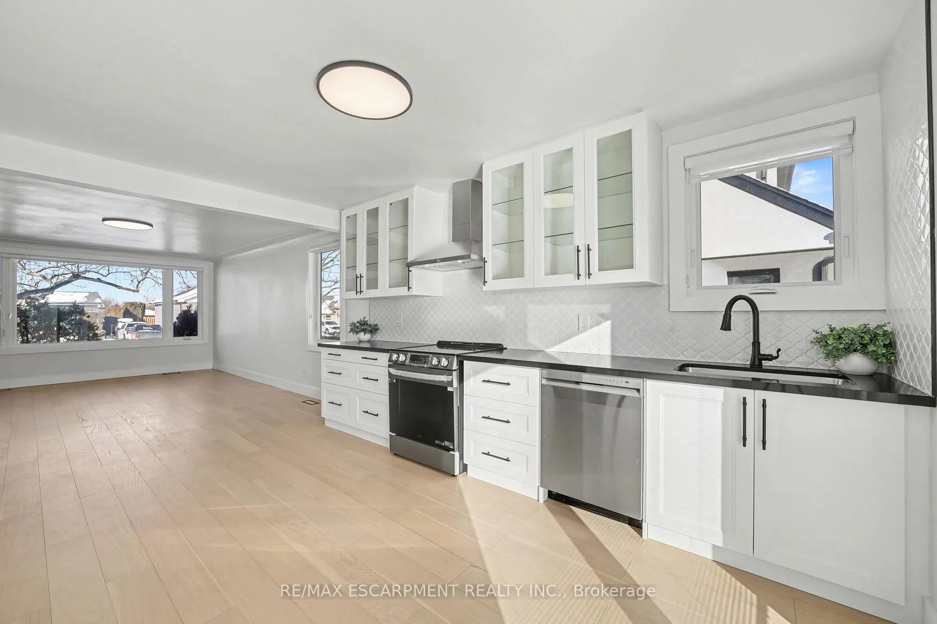 Photo 16 of 10 Norwich Road, Hamilton, Stoney Creek — HOMEH
