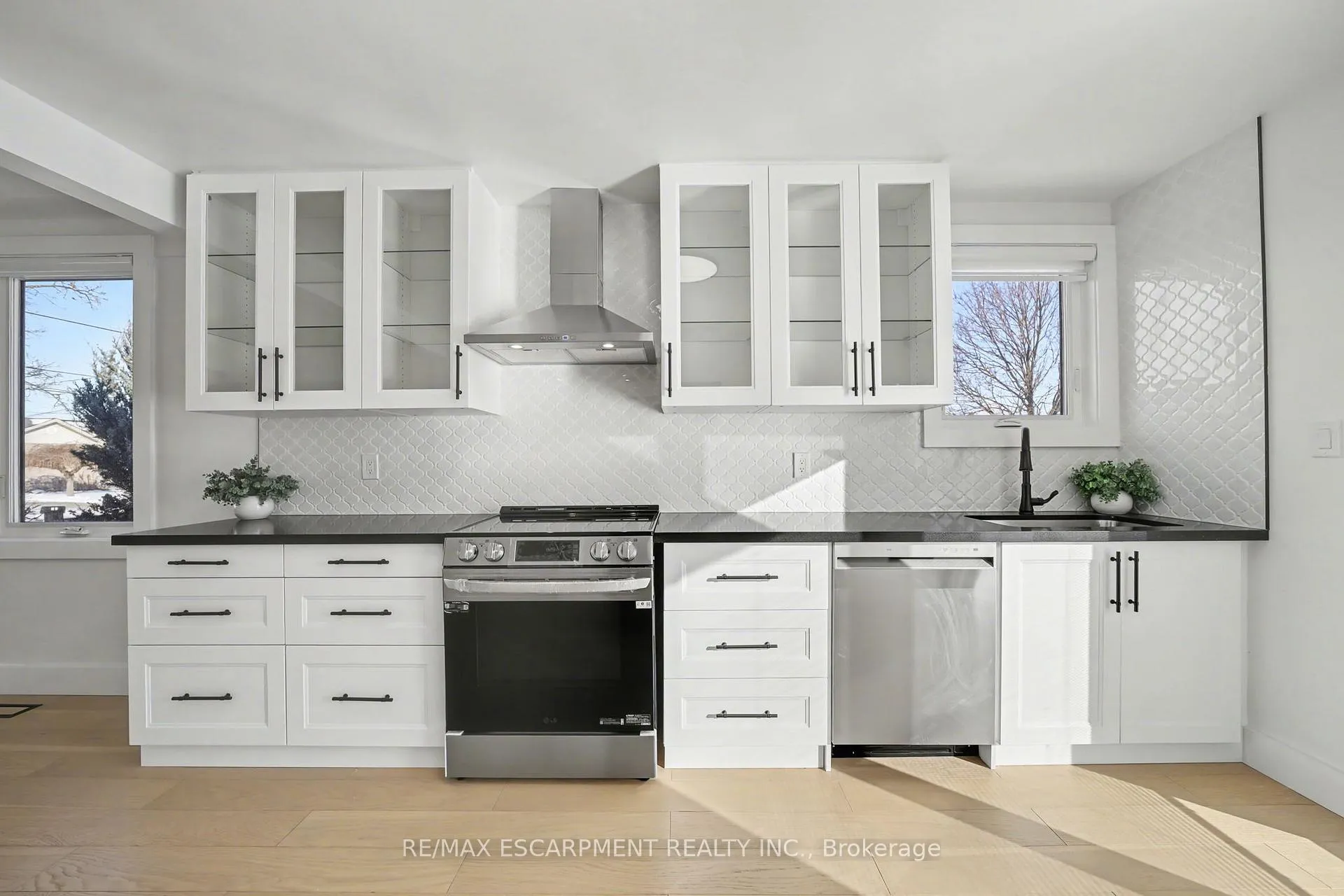 Photo 17 of 10 Norwich Road, Hamilton, Stoney Creek — HOMEH