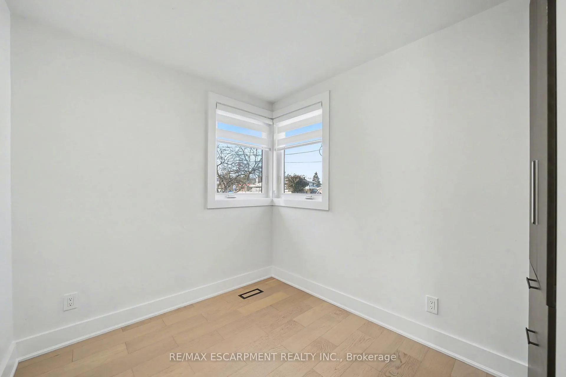 Photo 18 of 10 Norwich Road, Hamilton, Stoney Creek — HOMEH
