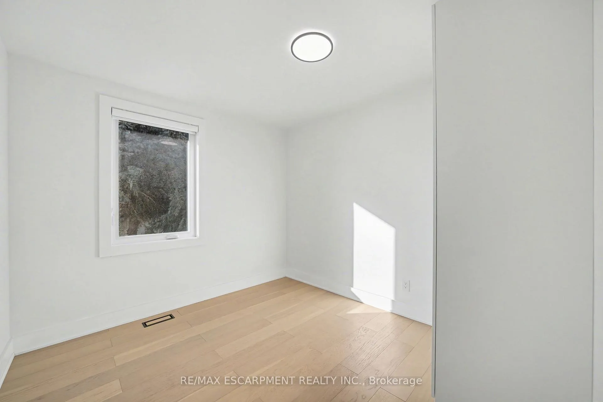 Photo 20 of 10 Norwich Road, Hamilton, Stoney Creek — HOMEH