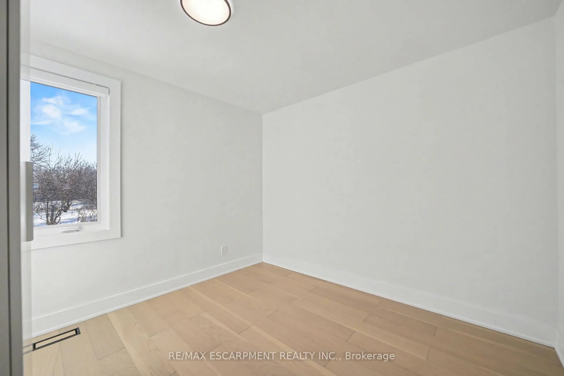 Photo 23 of 10 Norwich Road, Hamilton, Stoney Creek — HOMEH
