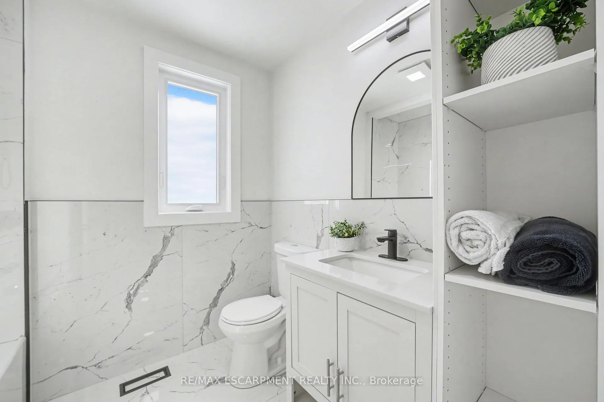 Photo 26 of 10 Norwich Road, Hamilton, Stoney Creek — HOMEH