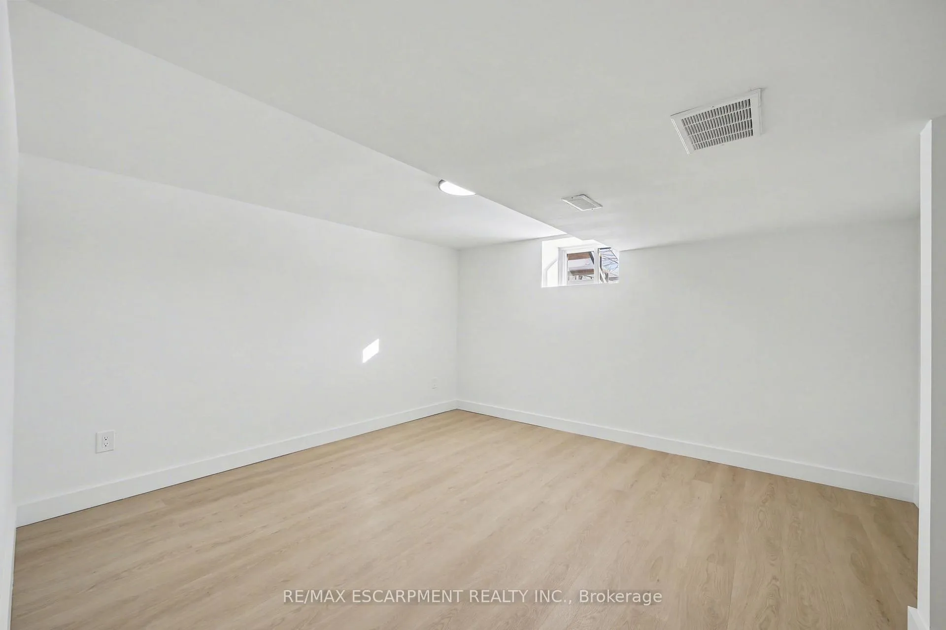 Photo 33 of 10 Norwich Road, Hamilton, Stoney Creek — HOMEH