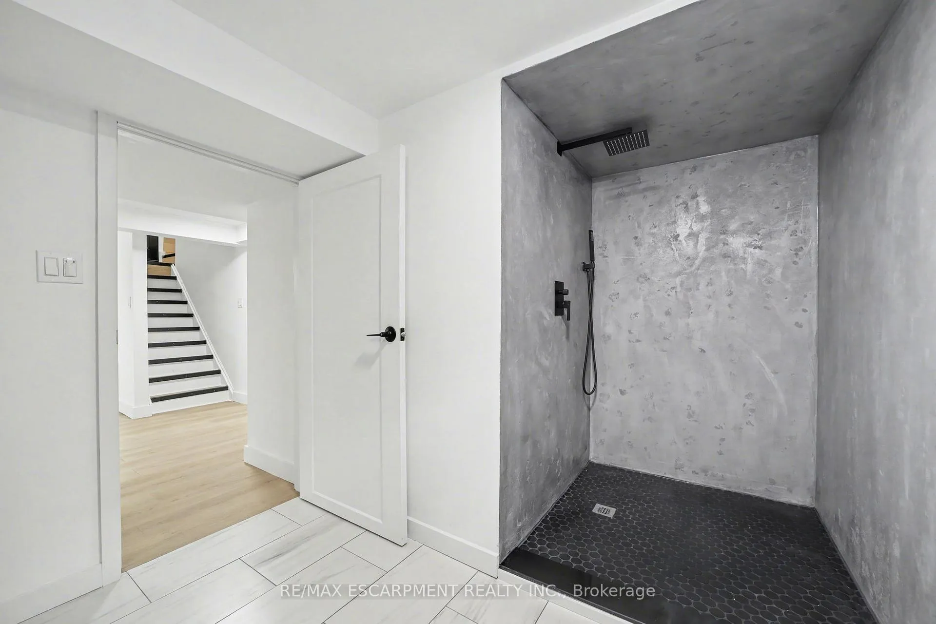 Photo 36 of 10 Norwich Road, Hamilton, Stoney Creek — HOMEH