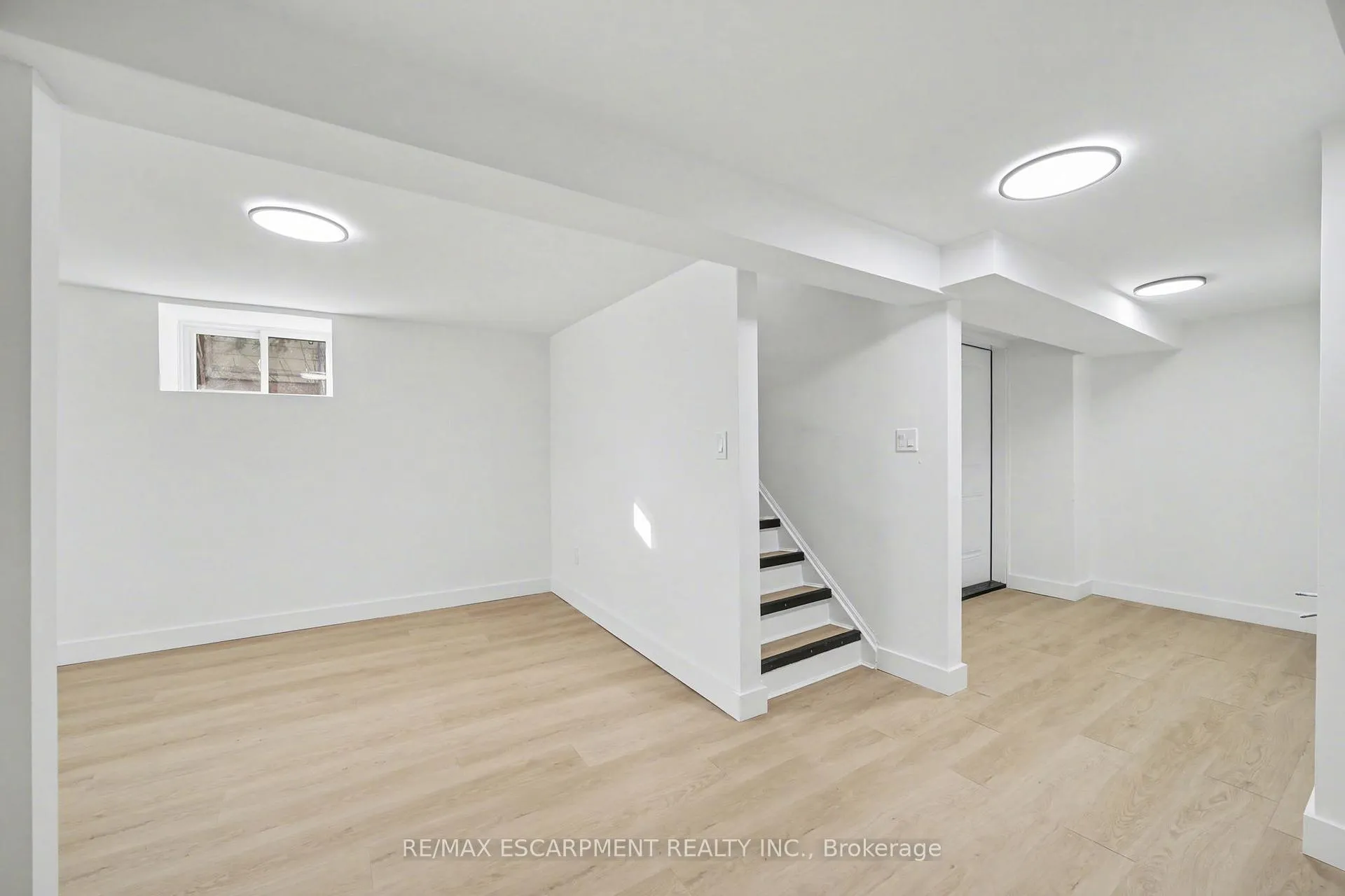 Photo 37 of 10 Norwich Road, Hamilton, Stoney Creek — HOMEH