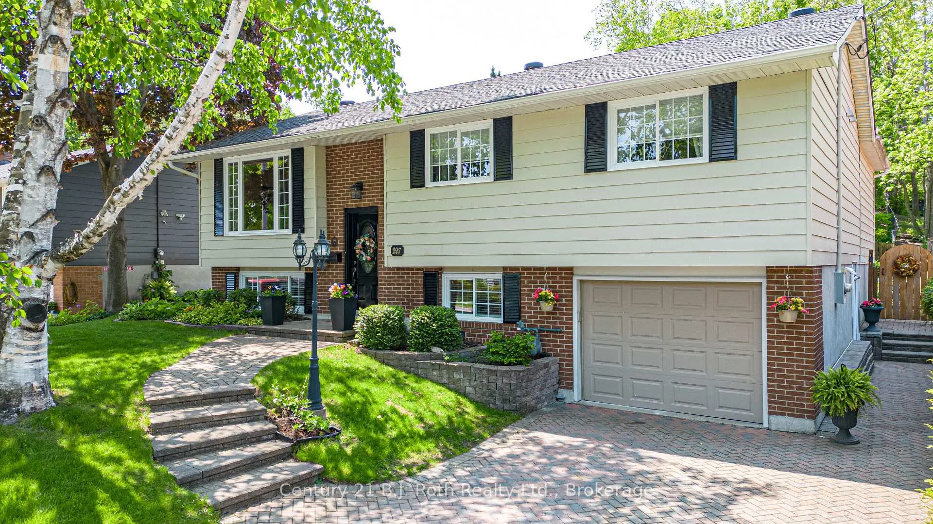 Front of 297 Matchedash Street N
