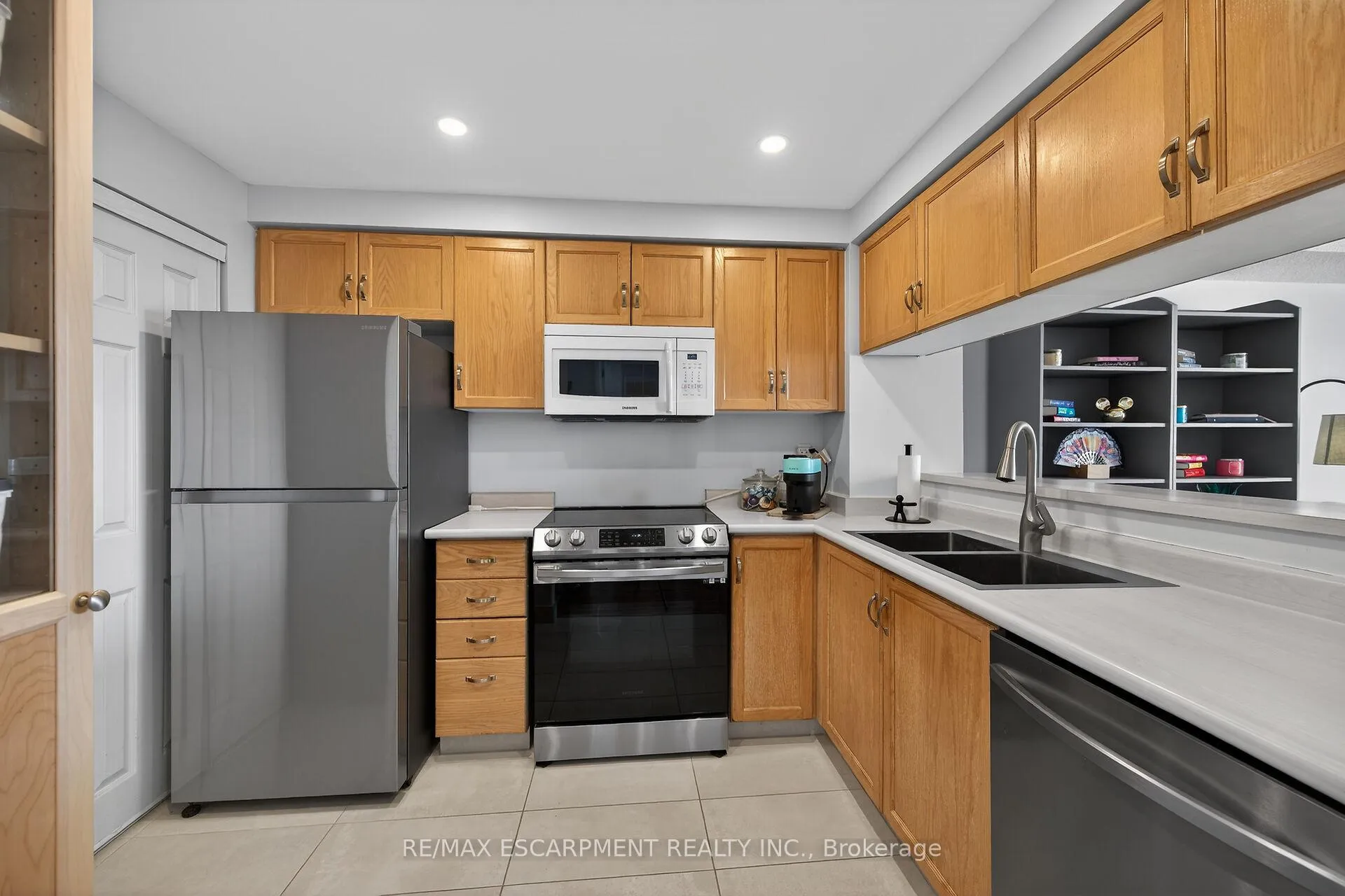 Photo 4 of Unit 301, 495 Highway 8, Hamilton, Stoney Creek — HOMEH