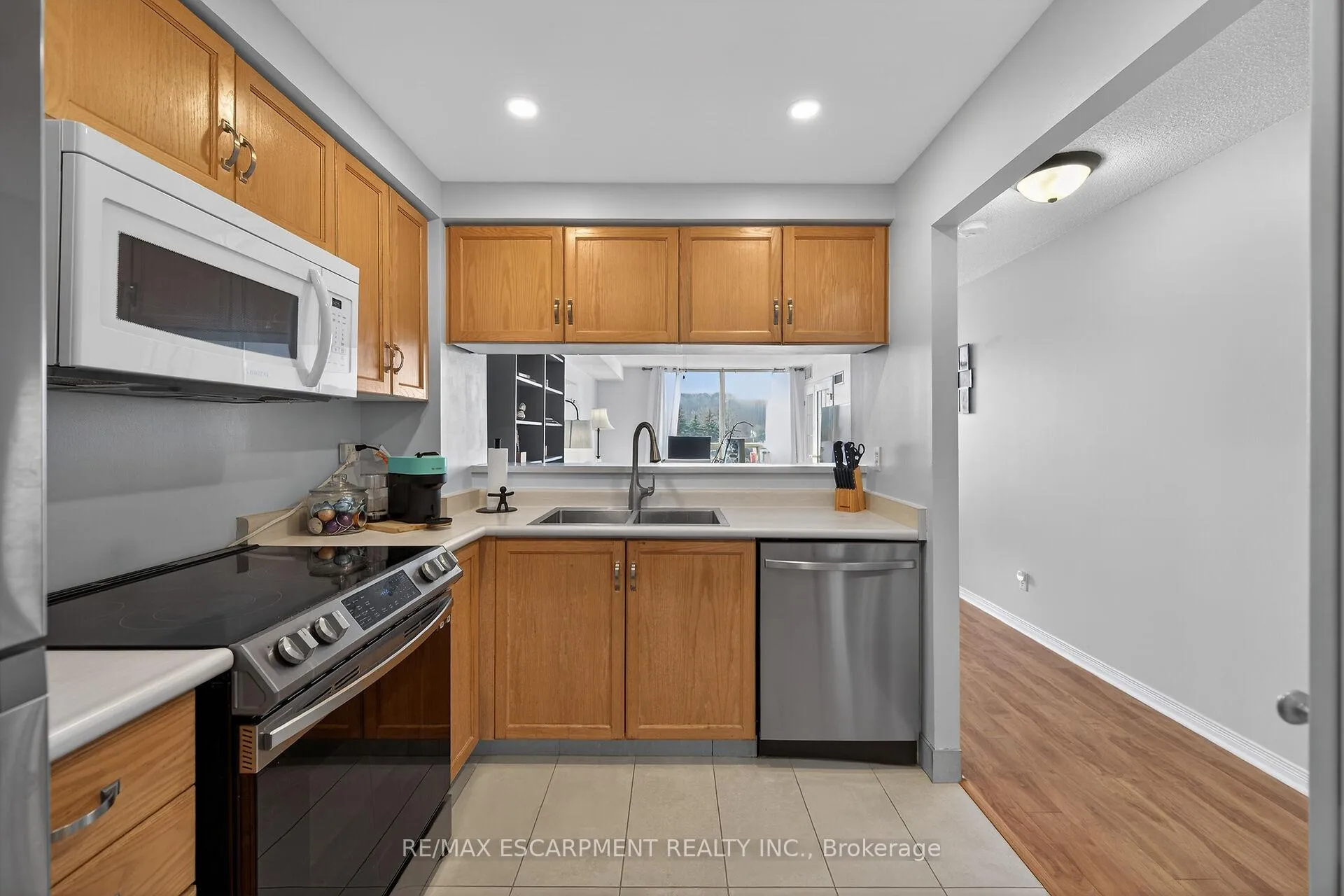 Photo 5 of Unit 301, 495 Highway 8, Hamilton, Stoney Creek — HOMEH