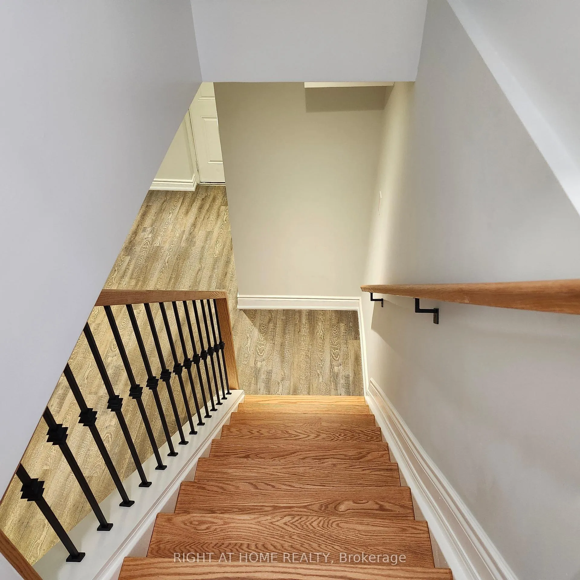 Photo 3 of 60 Weaver Terrace, New Tecumseth, Tottenham — HOMEH