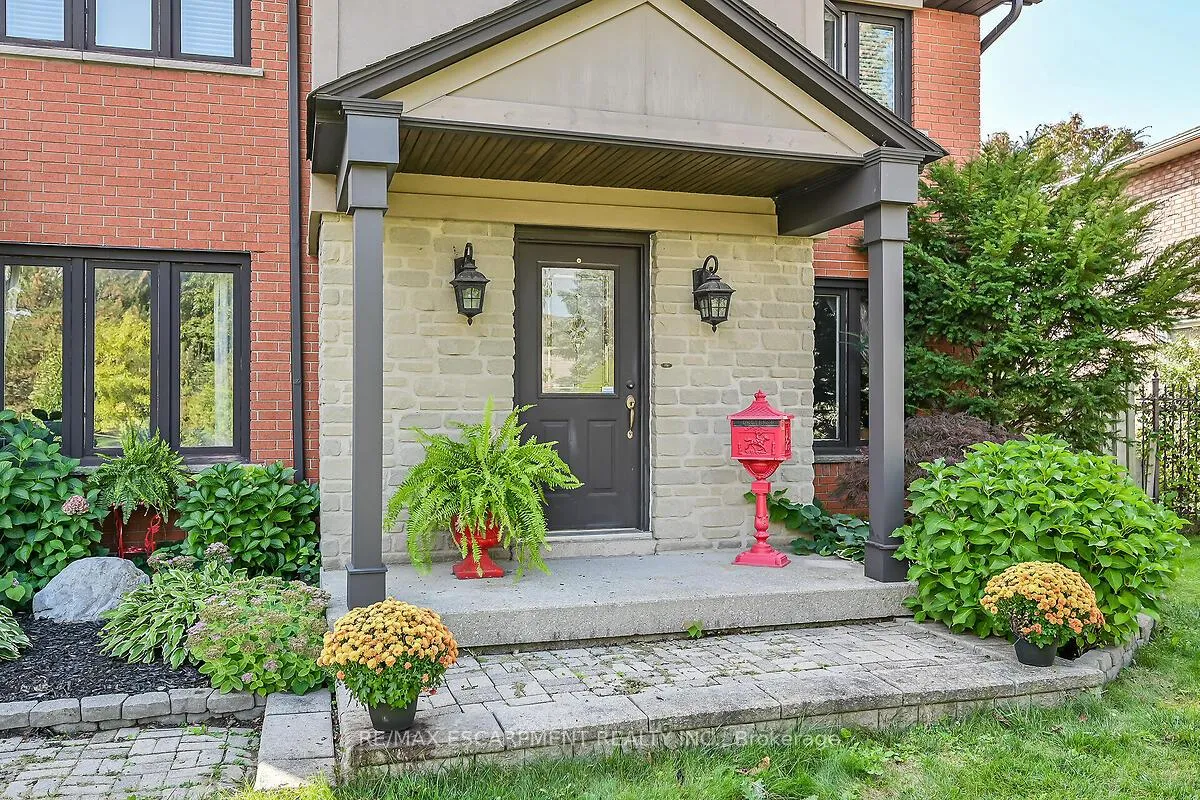 Photo 2 of 208 Meadowbrook Drive E, Hamilton, Ancaster — HOMEH