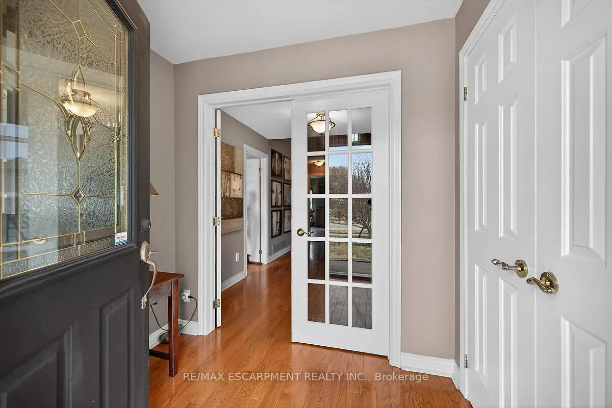 Photo 3 of 208 Meadowbrook Drive E, Hamilton, Ancaster — HOMEH