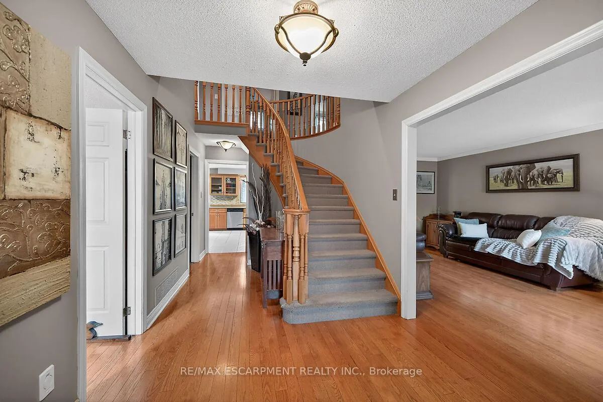Photo 4 of 208 Meadowbrook Drive E, Hamilton, Ancaster — HOMEH