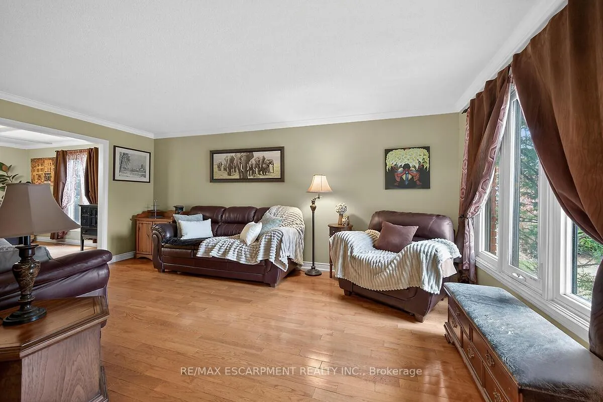 Photo 5 of 208 Meadowbrook Drive E, Hamilton, Ancaster — HOMEH