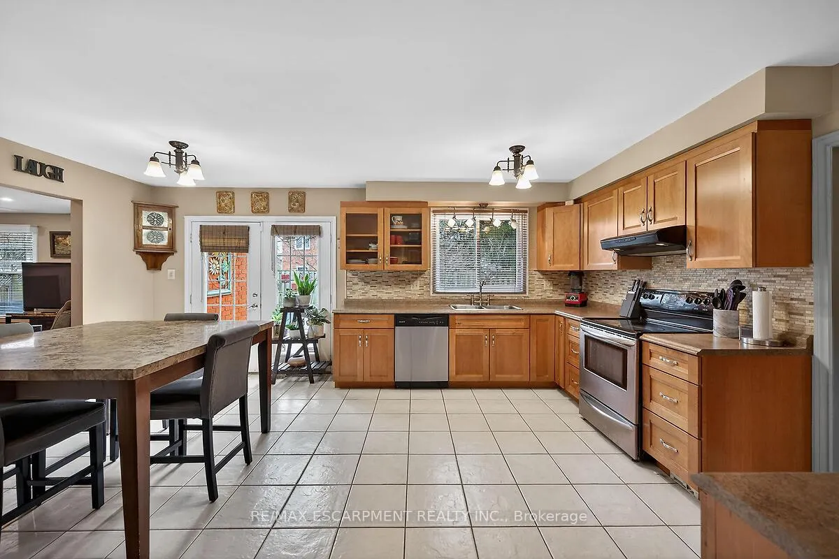 Photo 10 of 208 Meadowbrook Drive E, Hamilton, Ancaster — HOMEH