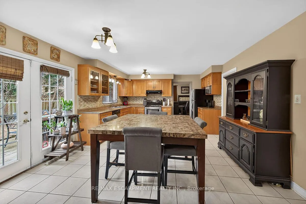 Photo 12 of 208 Meadowbrook Drive E, Hamilton, Ancaster — HOMEH