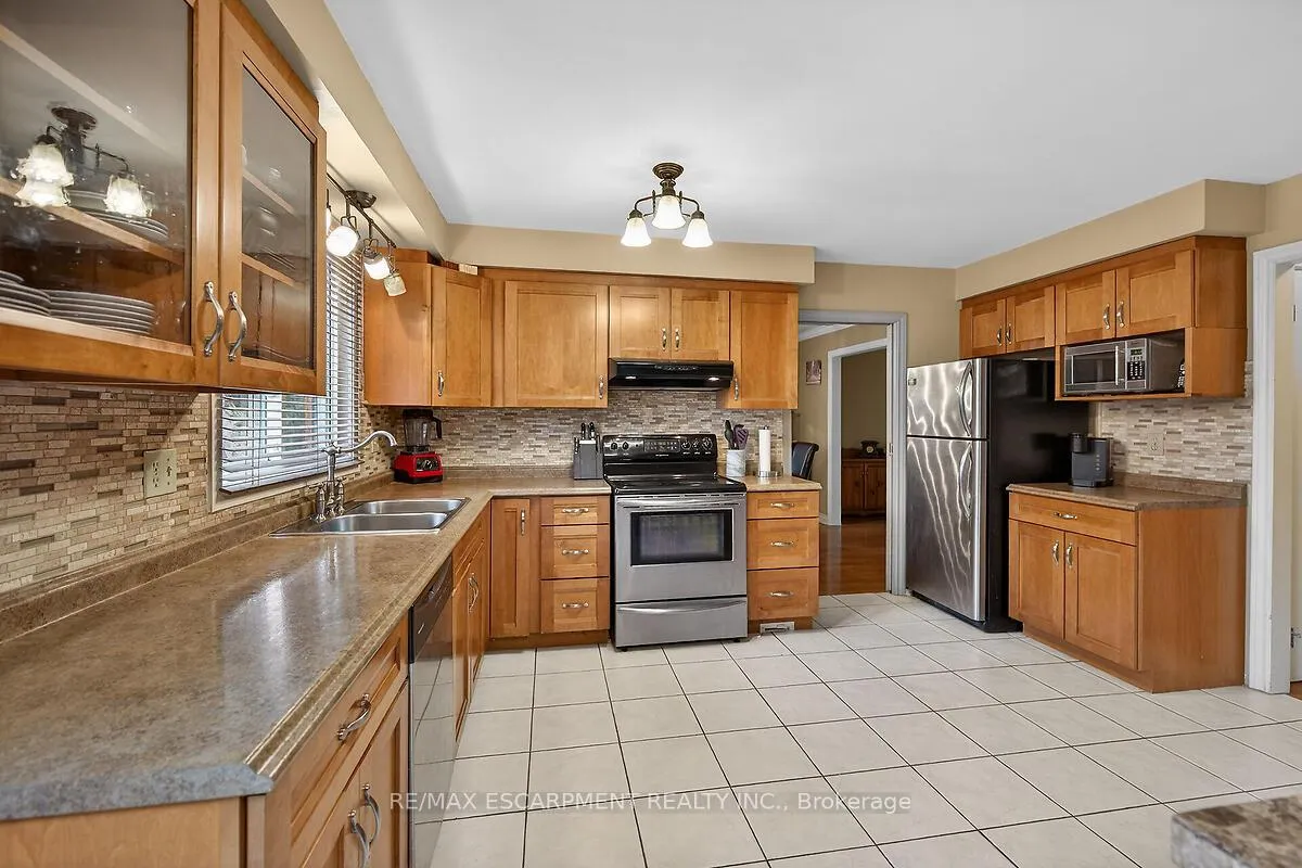 Photo 14 of 208 Meadowbrook Drive E, Hamilton, Ancaster — HOMEH