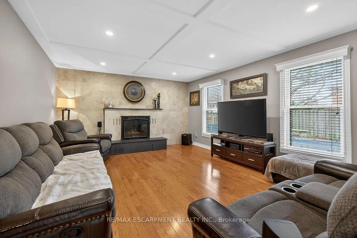 Photo 15 of 208 Meadowbrook Drive E, Hamilton, Ancaster — HOMEH