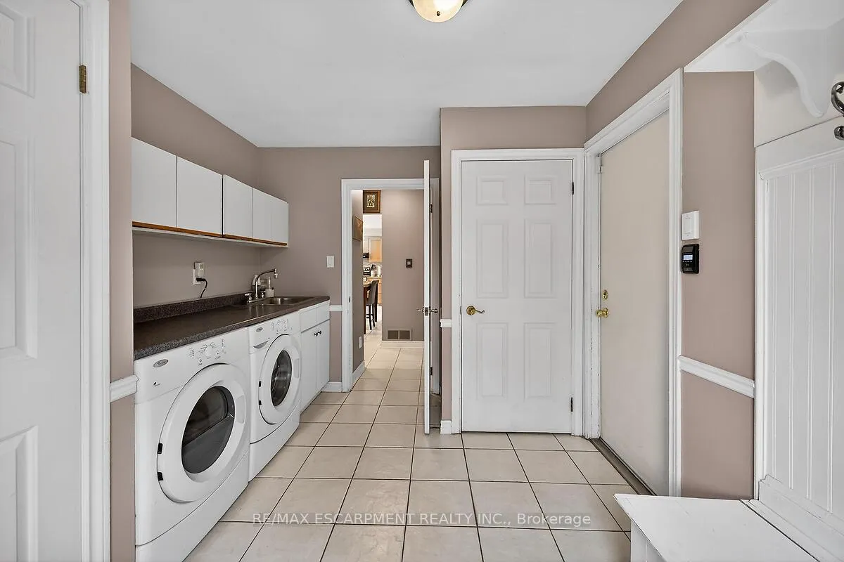 Photo 18 of 208 Meadowbrook Drive E, Hamilton, Ancaster — HOMEH