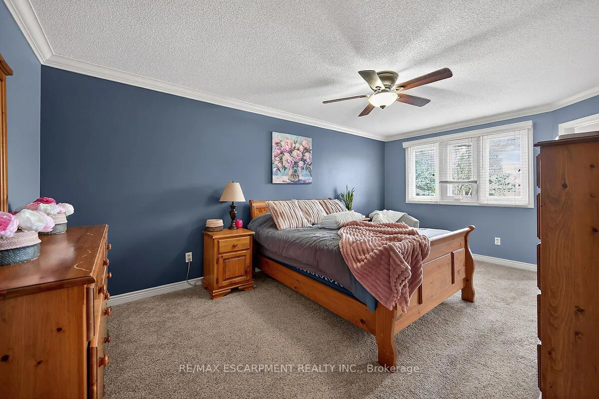 Photo 20 of 208 Meadowbrook Drive E, Hamilton, Ancaster — HOMEH
