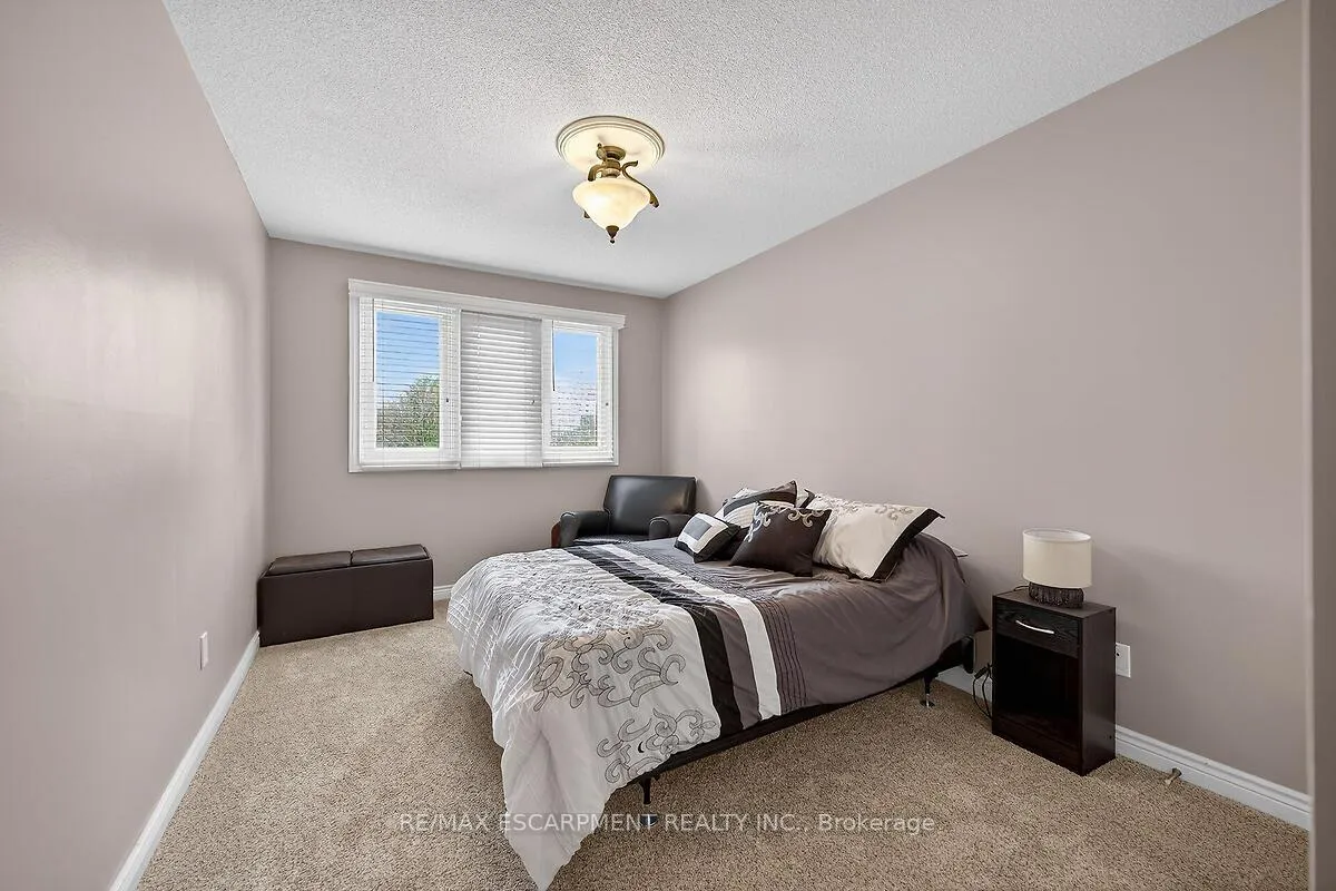 Photo 25 of 208 Meadowbrook Drive E, Hamilton, Ancaster — HOMEH