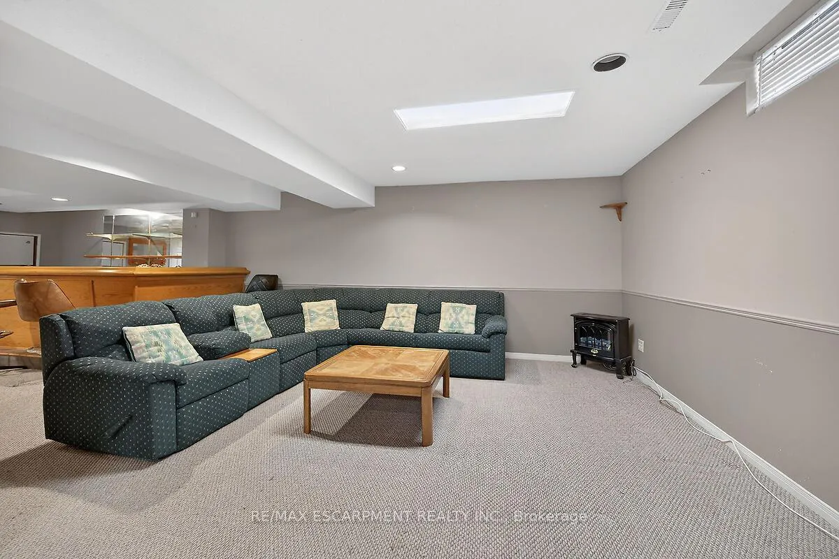 Photo 32 of 208 Meadowbrook Drive E, Hamilton, Ancaster — HOMEH