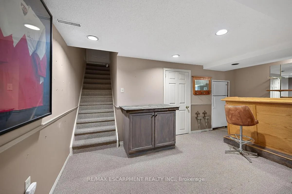 Photo 35 of 208 Meadowbrook Drive E, Hamilton, Ancaster — HOMEH