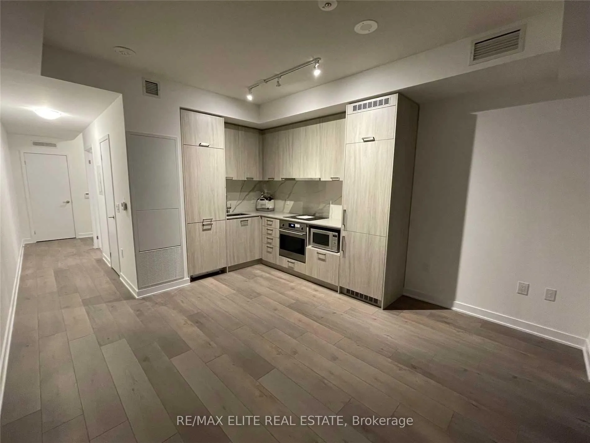 Photo 2 of Unit 917, 10 Honeycrisp Crescent, Vaughan, Vaughan Corporate Centre — HOMEH