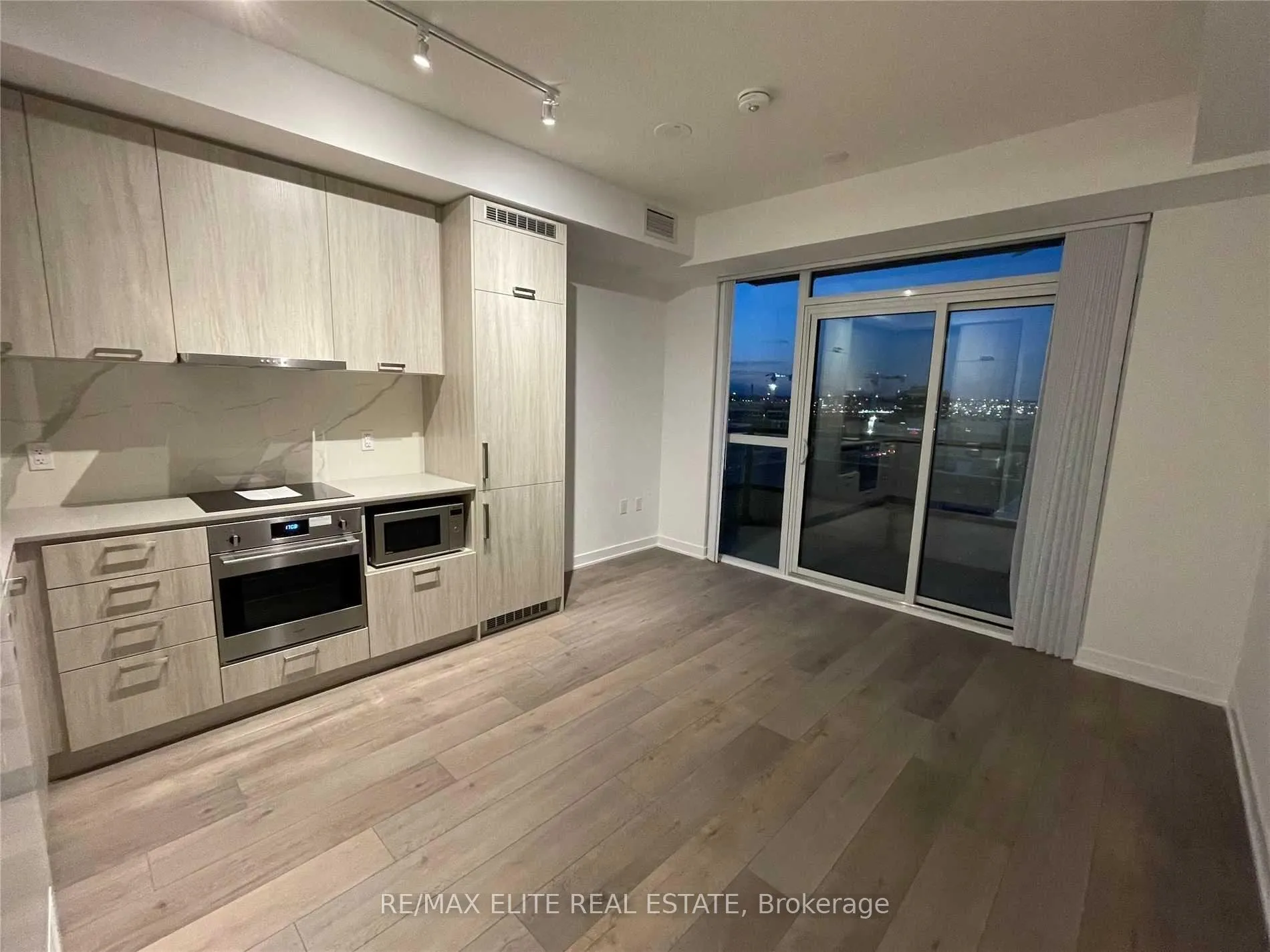Photo 3 of Unit 917, 10 Honeycrisp Crescent, Vaughan, Vaughan Corporate Centre — HOMEH