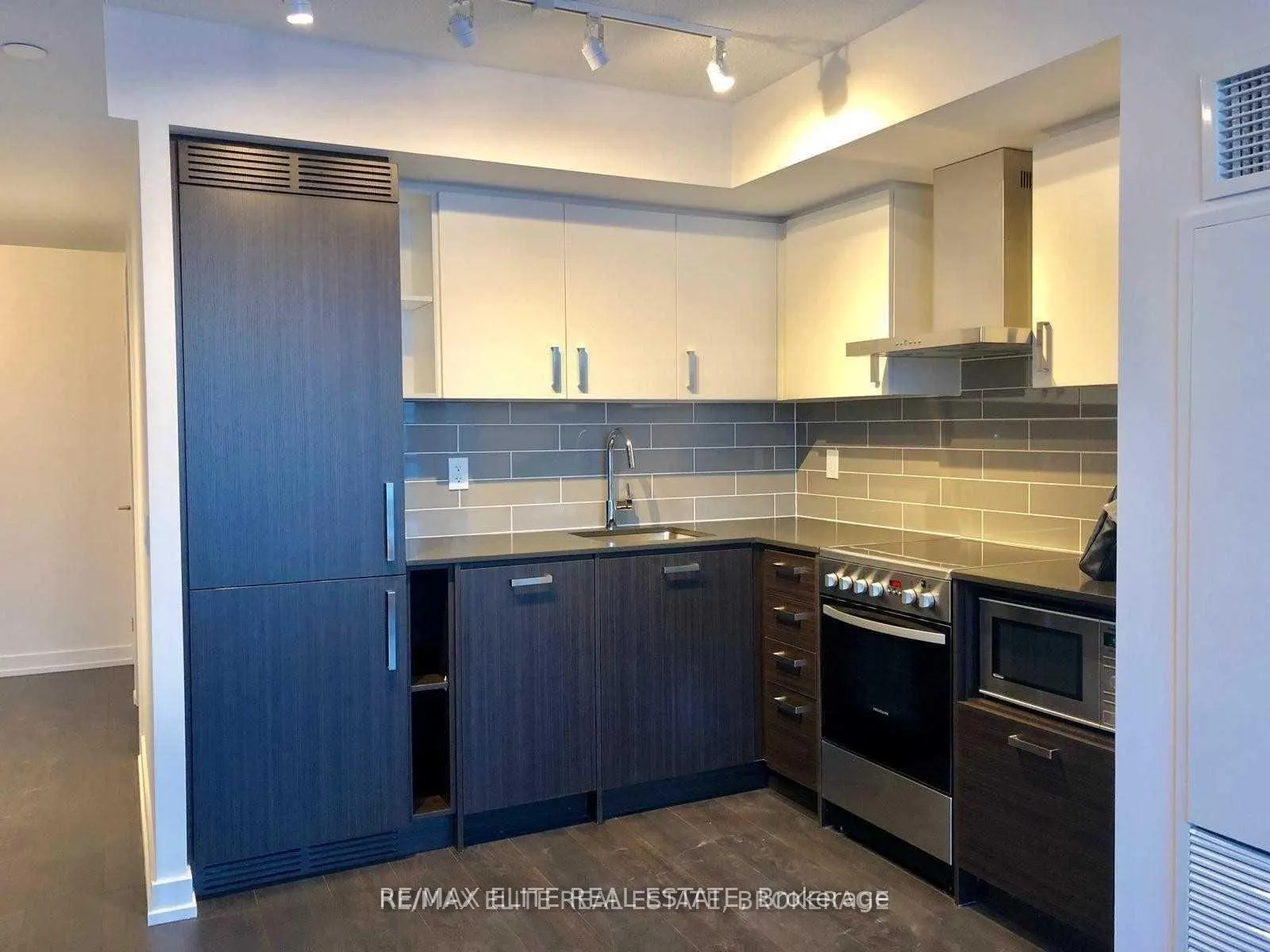 Photo 4 of Unit 1012, 125 Redpath Avenue, Toronto, Mount Pleasant West — HOMEH