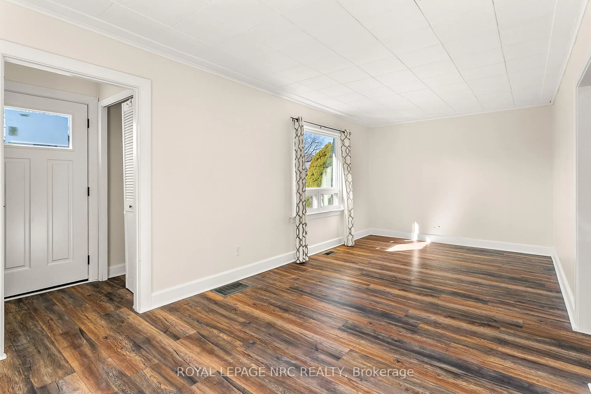 Photo 4 of 5608 Byng Avenue, Niagara Falls, Hospital — HOMEH