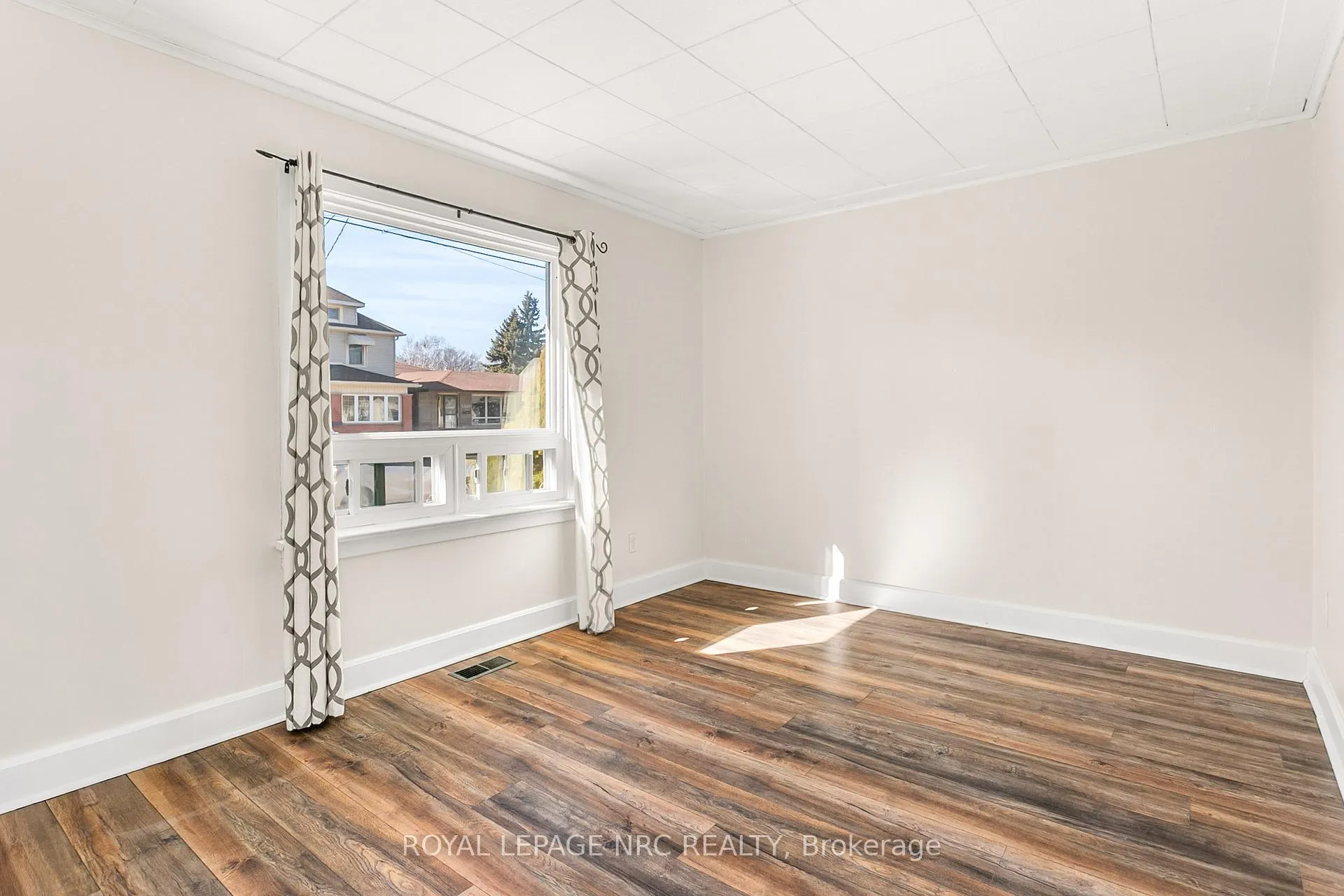 Photo 5 of 5608 Byng Avenue, Niagara Falls, Hospital — HOMEH
