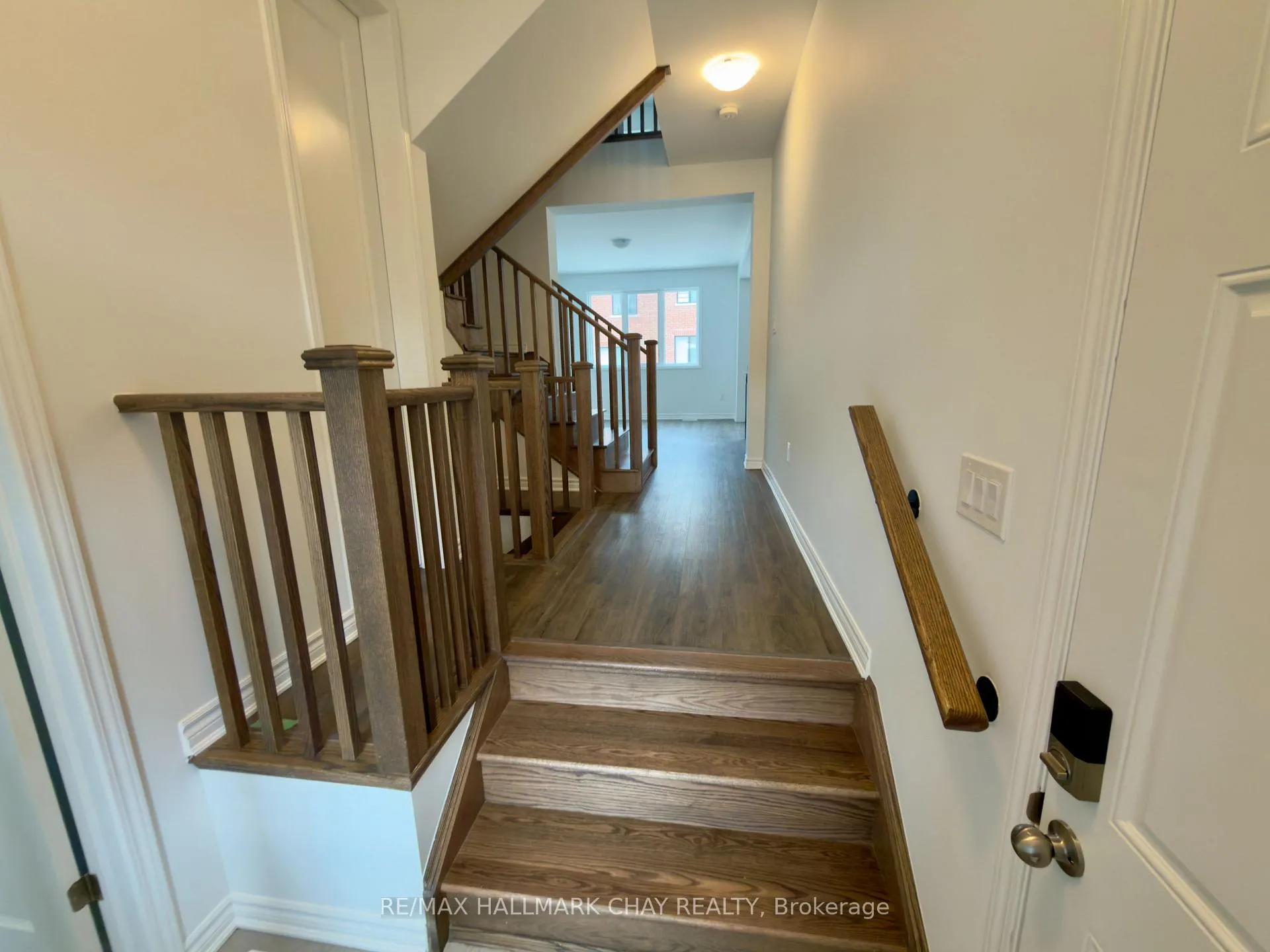 Photo 2 of 48 Foxley Heights, Barrie, Rural Barrie Southwest — HOMEH