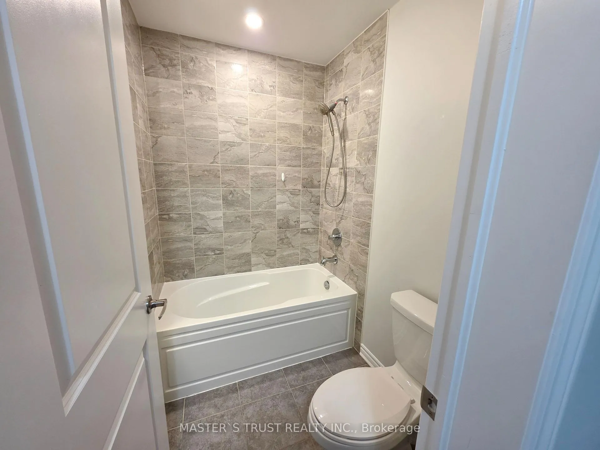 Photo 10 of 26 Mappin Way S, Whitby, Rolling Acres — HOMEH
